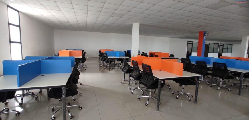 A louer un spacieux local commercial ou professionnel de 1500m2 avec parking à Anosizato