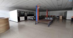 A louer un spacieux local commercial ou professionnel de 1500m2 avec parking à Anosizato