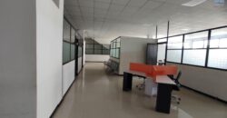 A louer un spacieux local commercial ou professionnel de 1500m2 avec parking à Anosizato