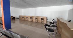 A louer un spacieux local commercial ou professionnel de 1500m2 avec parking à Anosizato