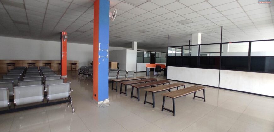 A louer un spacieux local commercial ou professionnel de 1500m2 avec parking à Anosizato