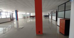 A louer un spacieux local commercial ou professionnel de 1500m2 avec parking à Anosizato
