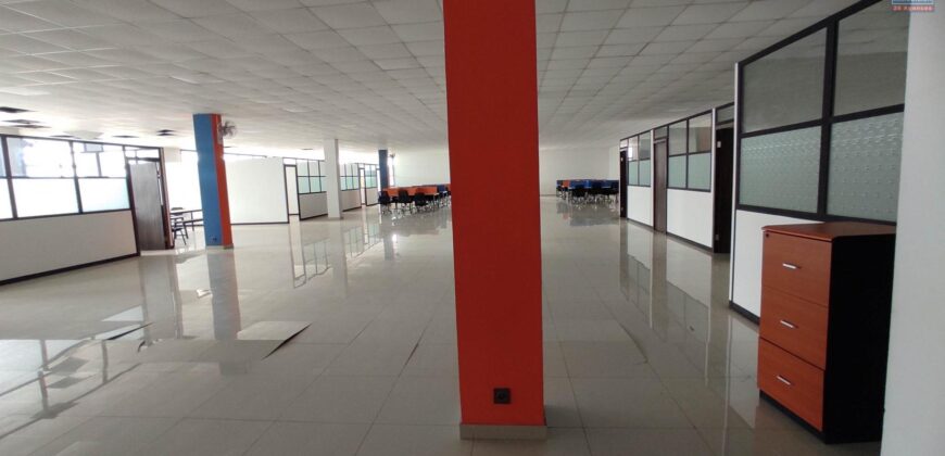 A louer un spacieux local commercial ou professionnel de 1500m2 avec parking à Anosizato