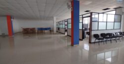A louer un spacieux local commercial ou professionnel de 1500m2 avec parking à Anosizato