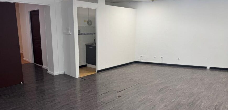 À louer un local professionnelle ou commercial de 66 m2 situé proche du centre-ville du Tampon