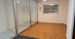 À louer un local professionnelle ou commercial de 66 m2 situé proche du centre-ville du Tampon