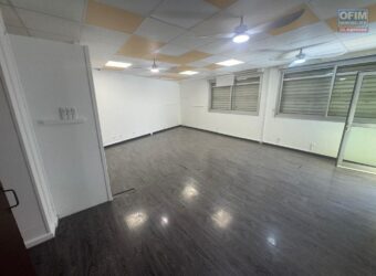 À louer un local professionnelle ou commercial de 66 m2 situé proche du centre-ville du Tampon