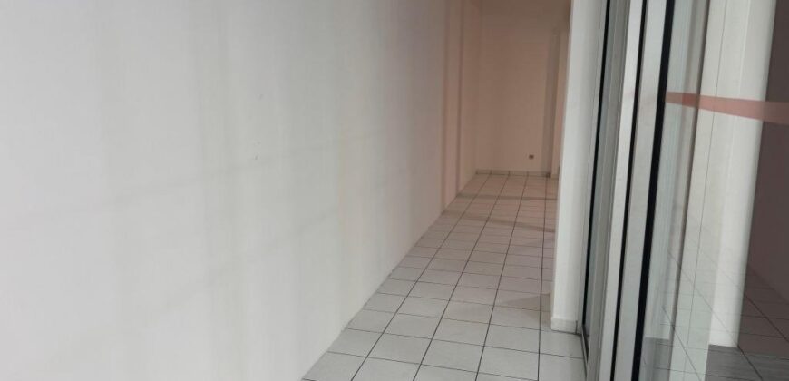 À louer un local professionnelle ou commercial de 66 m2 situé proche du centre-ville du Tampon