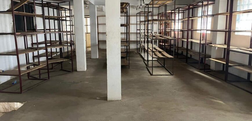 A louer un local commercial de 100m2 sur 3 niveaux à Andranonahoatra Itaosy