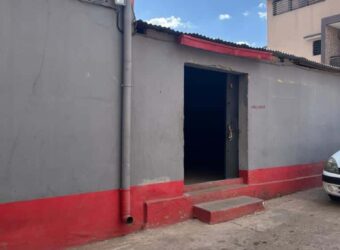 A louer un local commercial de 100m2 sur 3 niveaux à Andranonahoatra Itaosy