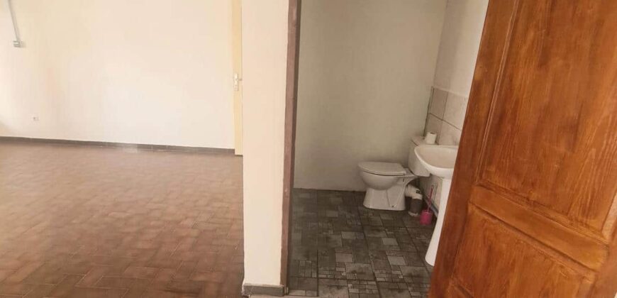 A louer un local commercial de 50m2 situé dans le secteur Cambuston à Saint André