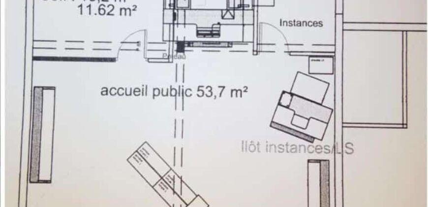 A louer un local commercial de 110m2 proche des commerces à la Grande Montée