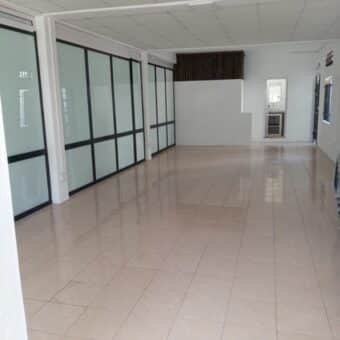 A louer un local commercial neuf de 45m2 proche des commerces à Grandbaie