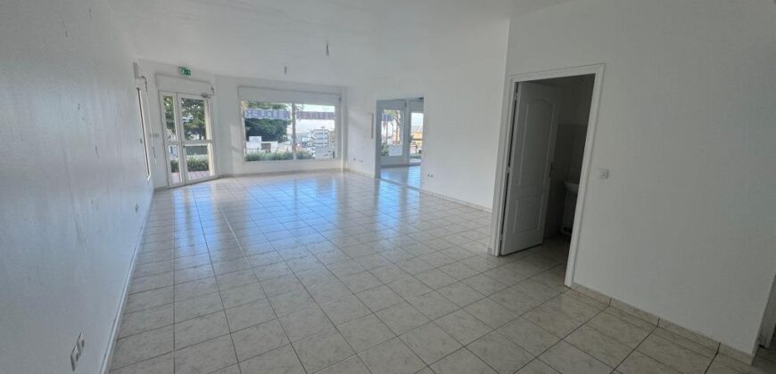 Location d’un local professionnel idéalement situé au Tampon 14e