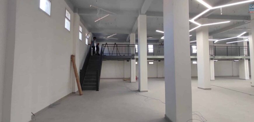 À Louer – Local professionnel de 400 m², dans un site sécurisé à Andraharo Ambodivonikely