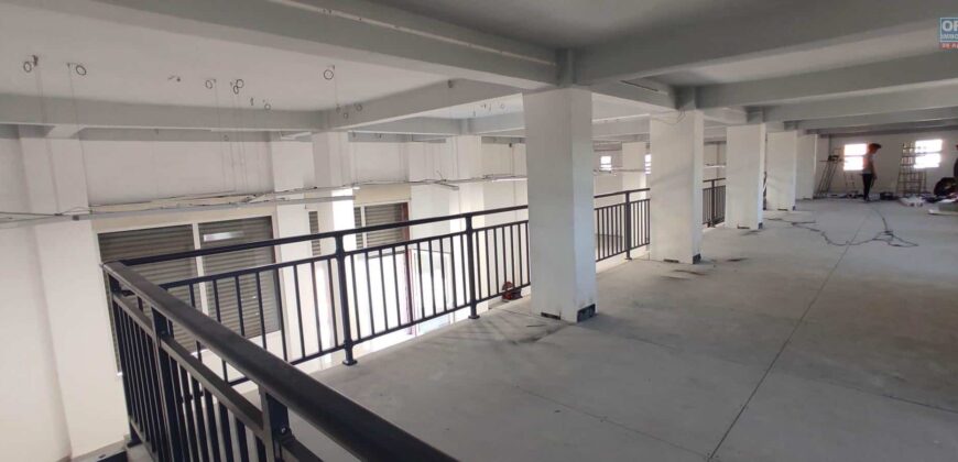 À Louer – Local professionnel de 400 m², dans un site sécurisé à Andraharo Ambodivonikely