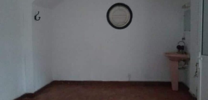 À louer un local professionnel en bord de route à Antsahavola