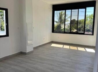 À louer un local professionnel neuf de 32 m²,  climatisé situé à Saint Pierre