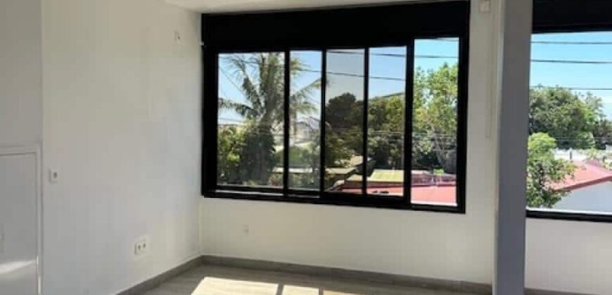 À louer un local professionnel neuf de 32 m²,  climatisé situé à Saint Pierre