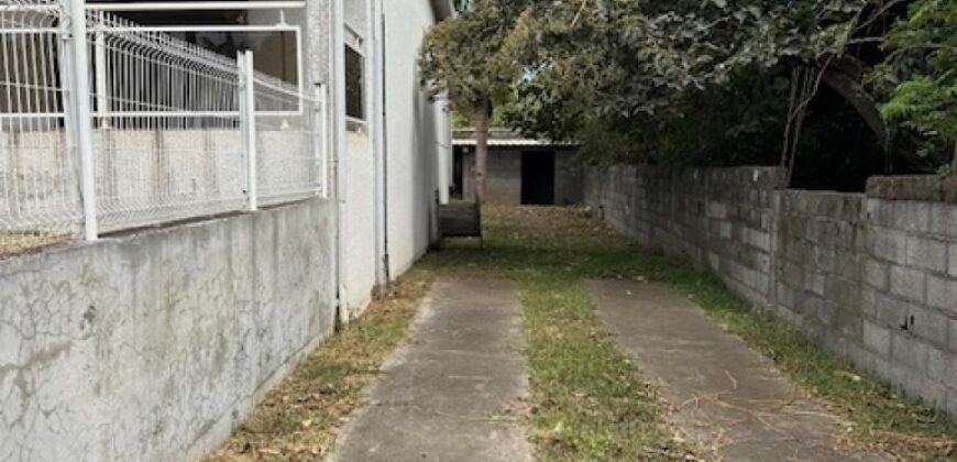 Location d’un local professionnel de 160 m2 situe dans une enceinte sécurisée à Saline Les Hauts