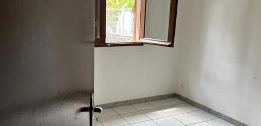 Location d’un local professionnel de 160 m2 situe dans une enceinte sécurisée à Saline Les Hauts