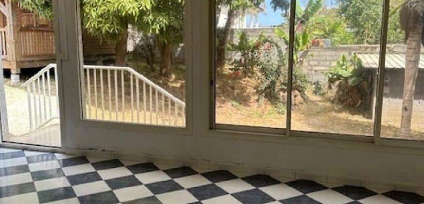 Location d’un local professionnel de 160 m2 situe dans une enceinte sécurisée à Saline Les Hauts