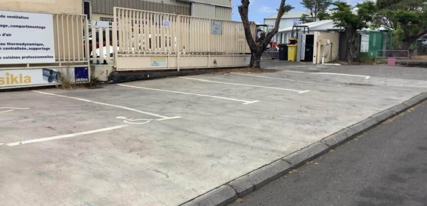 Spacieux local professionnel de 295 m² à louer à Cambaie Saint-Paul – Idéal bureaux ou entrepôt