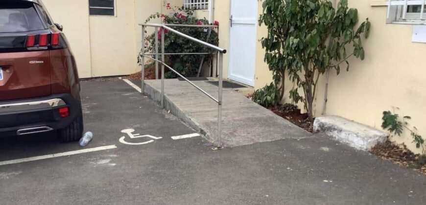 Spacieux local professionnel de 295 m² à louer à Cambaie Saint-Paul – Idéal bureaux ou entrepôt