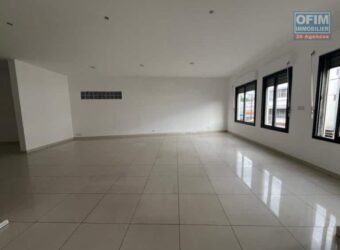 Location d’un local commercial d’environ 100m2 en bord de route à Mahamasina