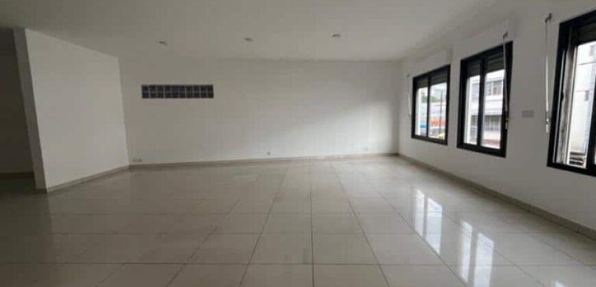 Location d’un local commercial d’environ 100m2 en bord de route à Mahamasina