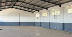 À louer un entrepôt de 1150m2 avec parking à Ankadimbahoaka