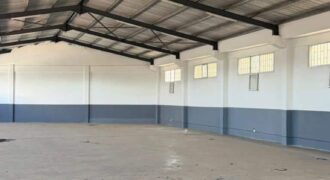 À louer un entrepôt de 1150m2 avec parking à Ankadimbahoaka