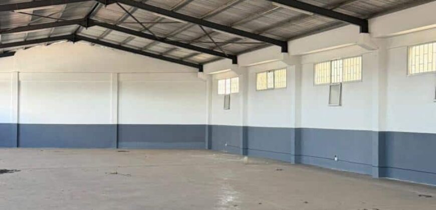 À louer un entrepôt de 1150m2 avec parking à Ankadimbahoaka
