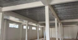 À louer un entrepôt de 1150m2 avec parking à Ankadimbahoaka