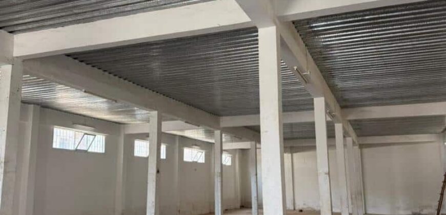 À louer un entrepôt de 1150m2 avec parking à Ankadimbahoaka