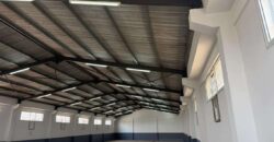 À louer un entrepôt de 1150m2 avec parking à Ankadimbahoaka