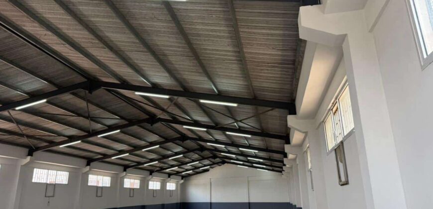 À louer un entrepôt de 1150m2 avec parking à Ankadimbahoaka