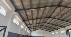 À louer un entrepôt de 1150m2 avec parking à Ankadimbahoaka