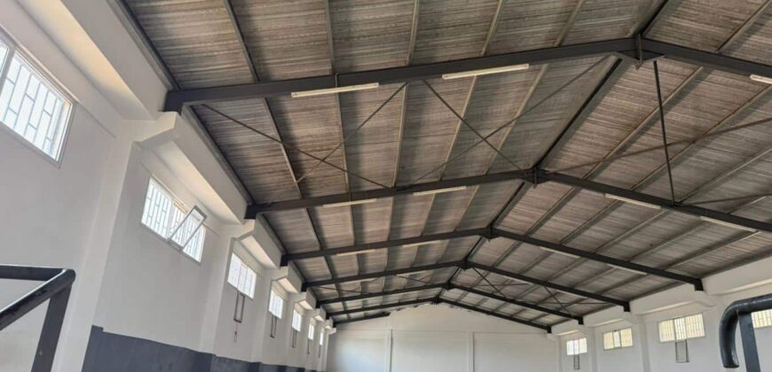 À louer un entrepôt de 1150m2 avec parking à Ankadimbahoaka