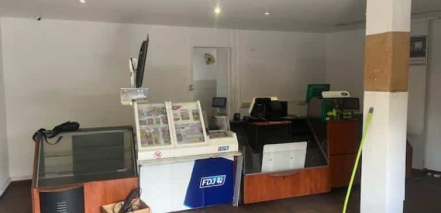 À louer un local commercial de 79 m2 situé en plein centre-ville des Avirons