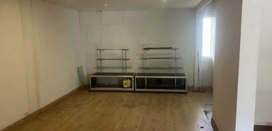 À louer un local commercial de 79 m2 situé en plein centre-ville des Avirons