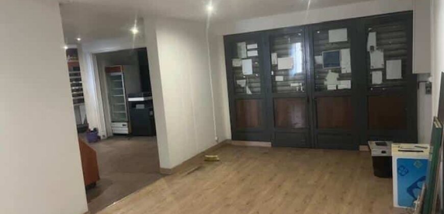 À louer un local commercial de 79 m2 situé en plein centre-ville des Avirons