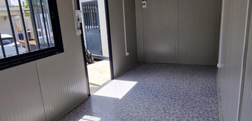 À louer local commercial type Algeco de 15 m² parfait pour une activité administrative à Sainte Marie