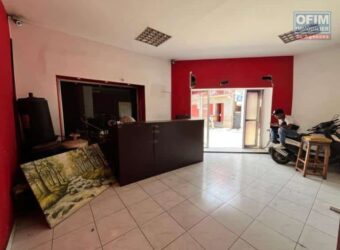 À louer un local commercial sur 2 niveaux situé en bord de route à Isoraka- Tananarive