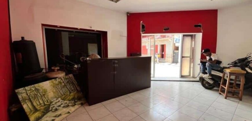 À louer un local commercial sur 2 niveaux situé en bord de route à Isoraka- Tananarive