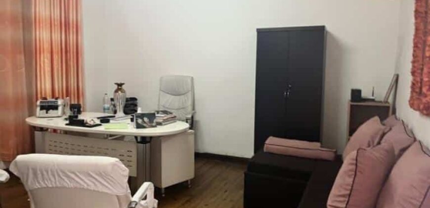 À louer un local commercial sur 2 niveaux situé en bord de route à Isoraka- Tananarive