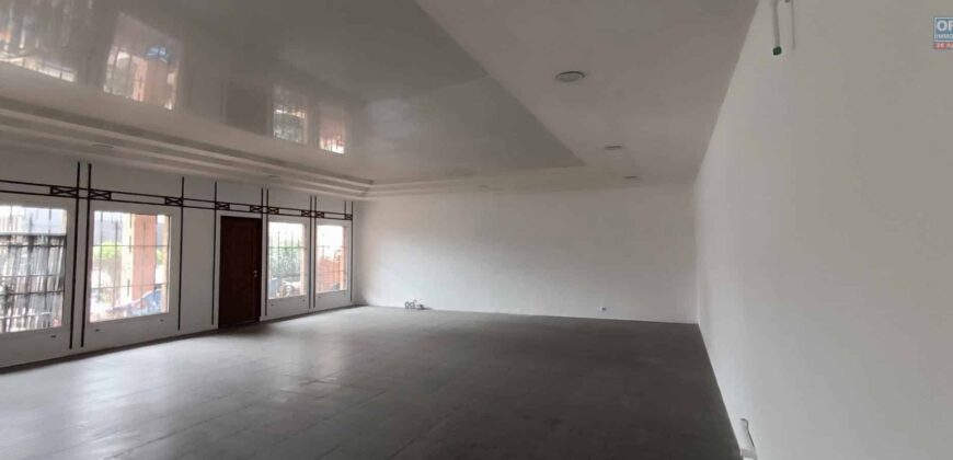 À louer des locaux commerciaux avec parking proche des commerces d’Ankorondrano