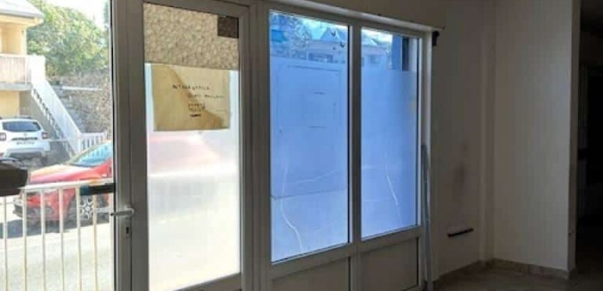 À louer un vaste local commercial de 200m2 avec parking à Terre Sainte