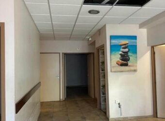 À louer un vaste local commercial de 200m2 avec parking à Terre Sainte