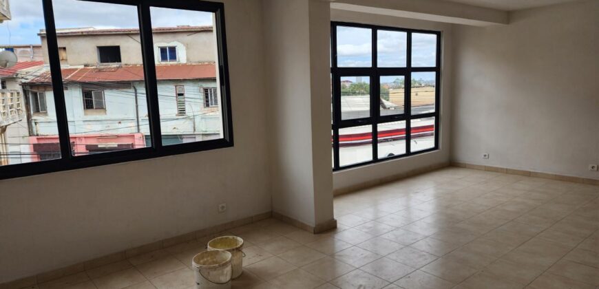 A LOUER – Local professionnel avec rooftop d’Antaninandro